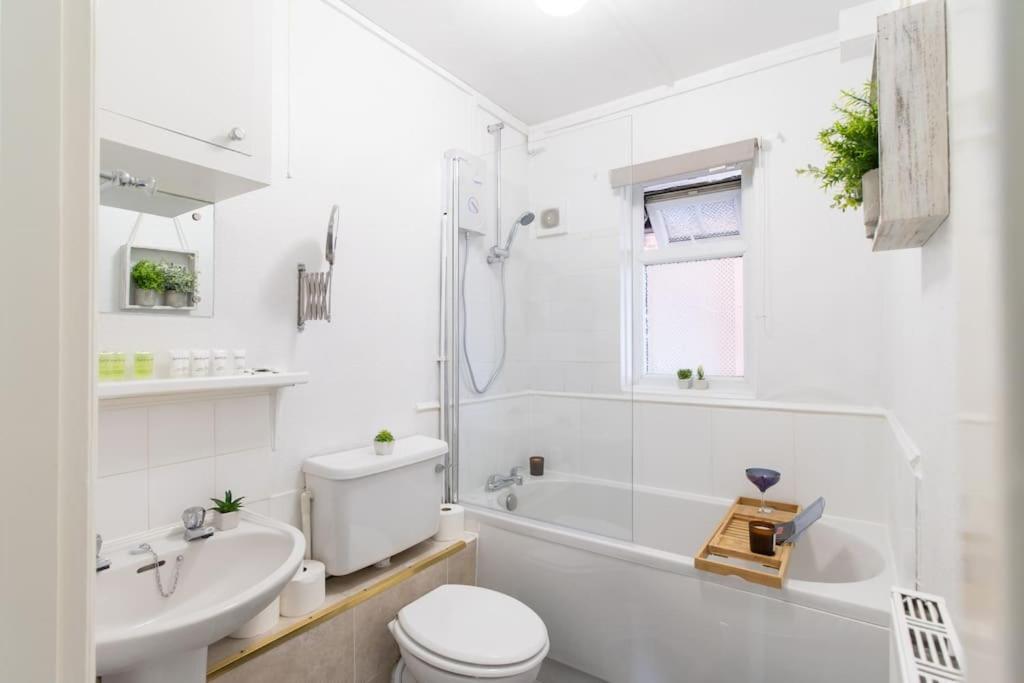 Open Mind Property - Southsea With Free Parking Portsmouth Eksteriør billede